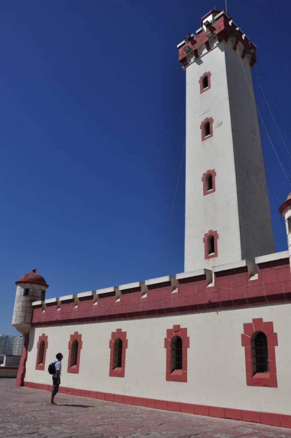Observando o farol de La Serena, no Chile
